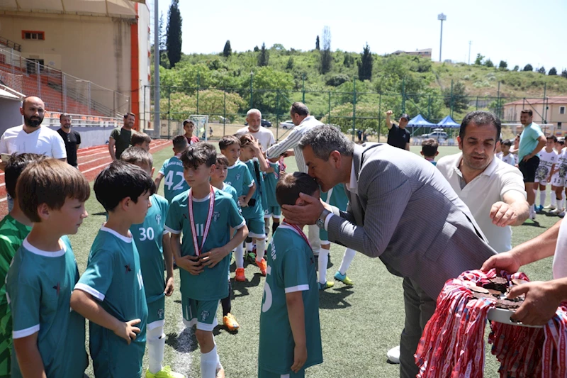 İZMİTLİ GENÇLER KURTULUŞ COŞKUSUNU FUTBOL ŞENLİĞİNDE DOYASIYA YAŞIYOR