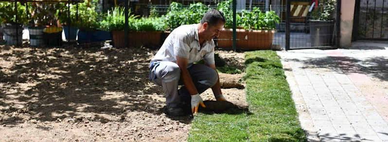 Parklarda Çimlendirme Çalışmaları Sürüyor
