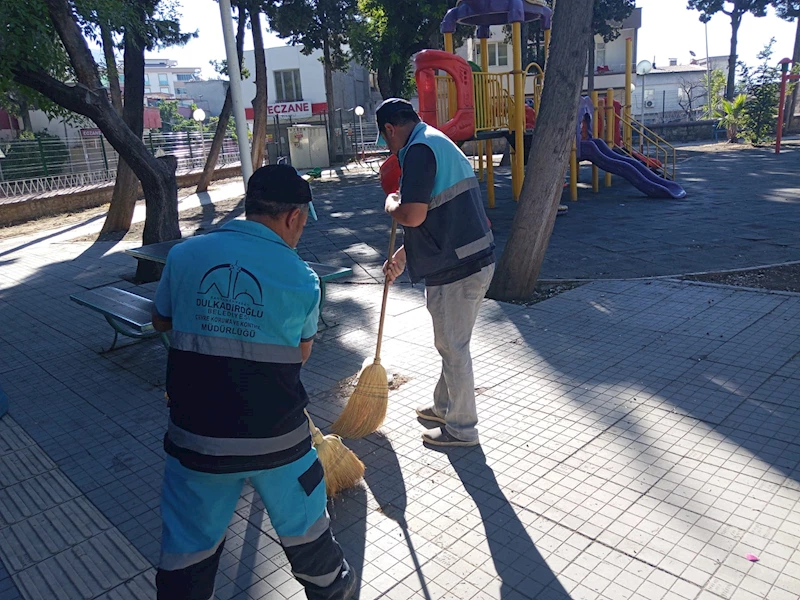 DULKADİROĞLU’NUN PARK VE BAHÇELERİ ÖZENLE TEMİZLENİYOR