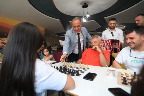 PAMUKKALE’DE ÇOCUKLAR BABALARIYLA SATRANÇ OYNADI