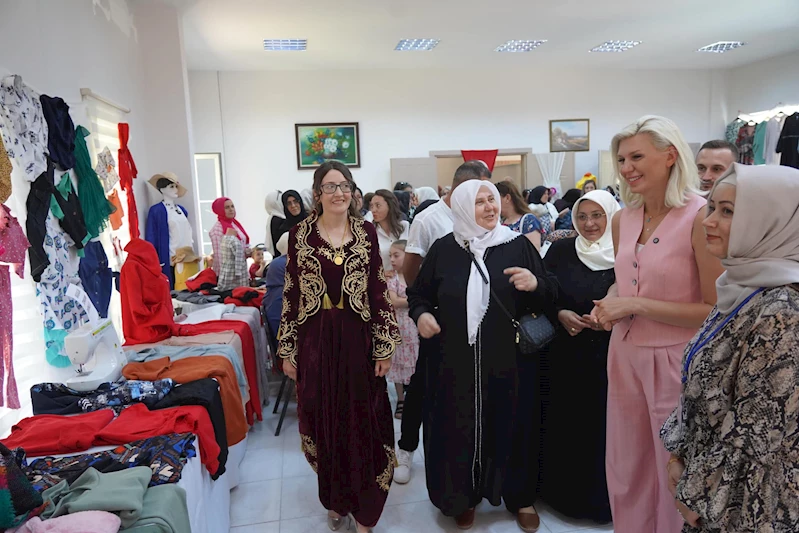 BAHÇELİEVLER MAHALLESİ DİKİŞ KURSU SERGİSİNİN AÇILIŞINI YAPTI