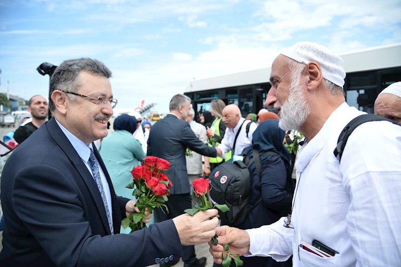 MEMLEKETE DÖNEN HACILAR ÇİÇEKLERLE KARŞILANDI