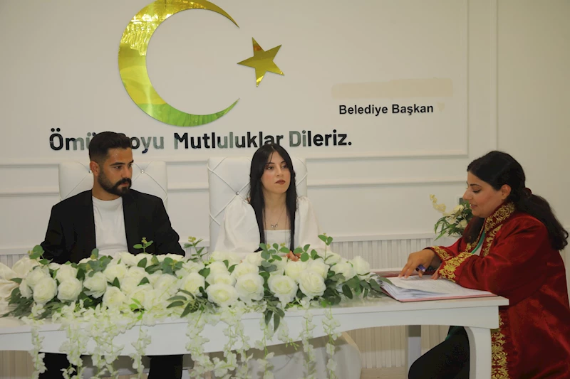 Eş Başkanımız Güler Yerbasan, Belediyemiz nikah salonunda Azize Yalgettekin ve Abdurrezak Arslan’ın nikahını kıydı.