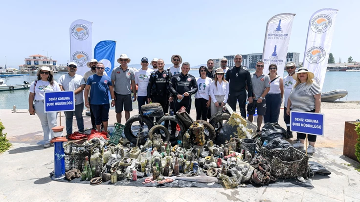 Mavi bayraklı plajda dalgıç destekli temizlik