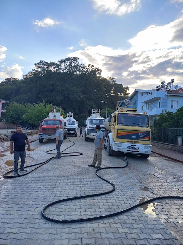 Kemer’de tozlu yollar yıkanıyor