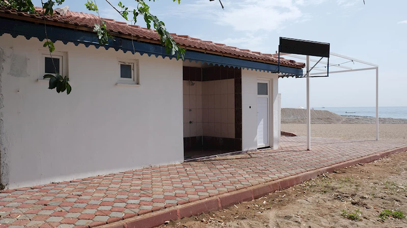 Tekirova sahiline yapılan kafede çalışmalar sürüyor