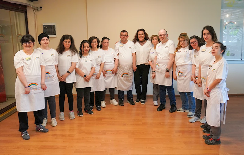 ÖZEL BİREYLER GÖKKUŞAĞI KAFE İLE SOSYALLEŞİYOR