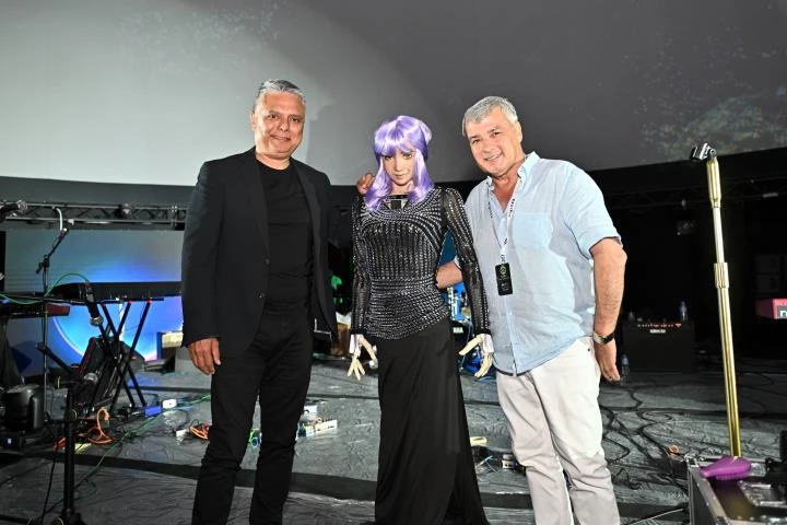Başkan Uysal, insansı robot Desdemona’yla Antalya