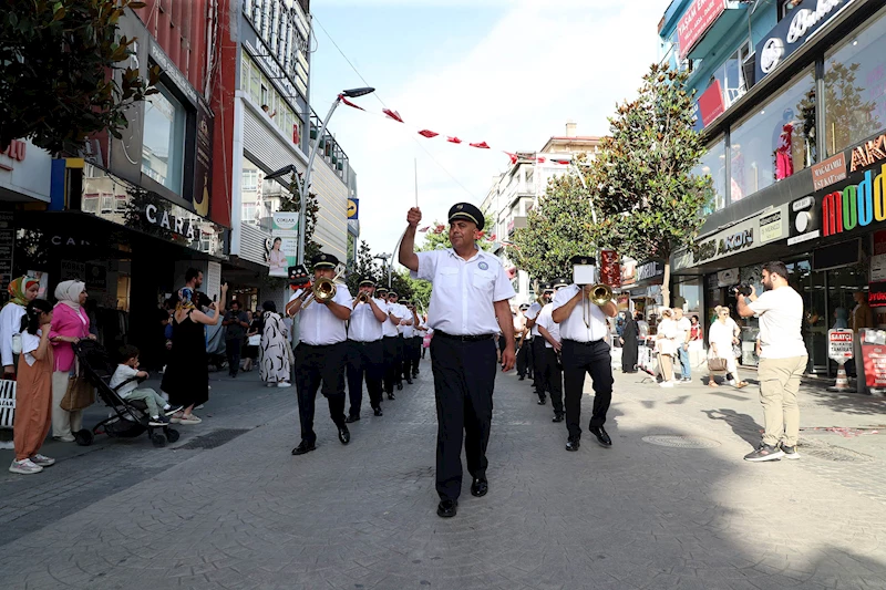 Çark Caddesi Büyükşehir’in orkestrasıyla şenlendi: Besteler hep bir ağızdan