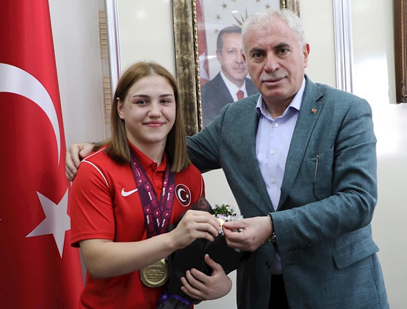 AVRUPA ŞAMPİYONU AKKUŞ COŞKUYLA KARŞILANDI