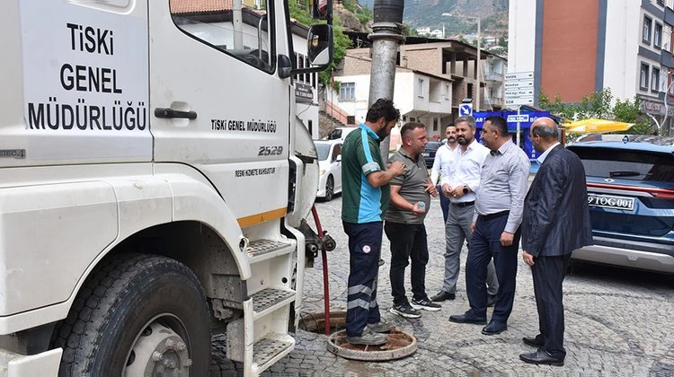 BELEDİYEMİZ; KANALİZASYON, YAĞMUR SUYU ŞEBEKE HATLARINI KANAL TEMİZLEME ARACI İLE TEMİZLİYOR