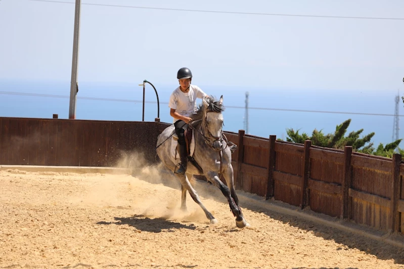 Atlı Spor Tesisleri ziyaretçilerini bekliyor