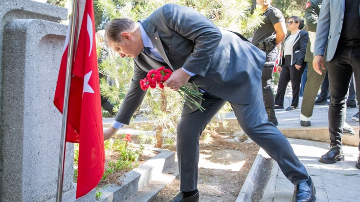 Başkan Tugay’dan şehitlerin kabrine karanfil