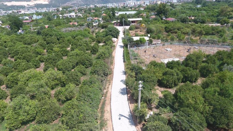 Finike’de 3 mahallede sathi kaplama asfalt çalışması