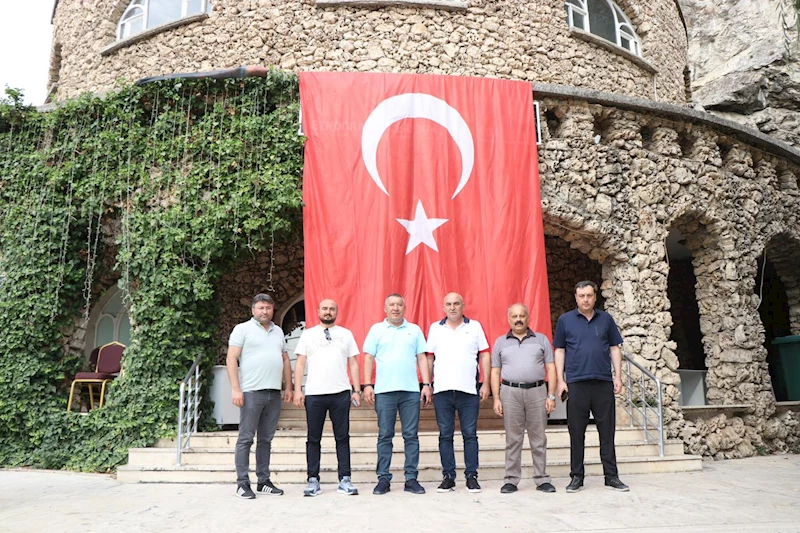 Afyonkarahisar Ticaret Borsası Yönetim Kurulu Başkanı Mehmet Mühsürler, Belediye Başkanımız Veysel Topçu’ya Ziyarette Bulundu.