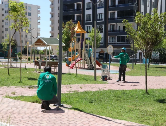 HALİLİYE BELEDİYESİ SERİ ÜRETİM İLE PARKLARI YENİLİYOR
