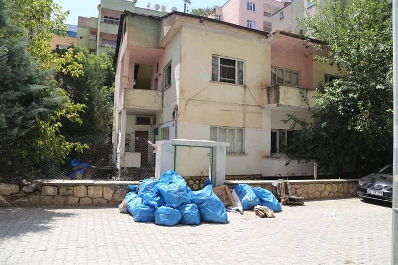 Siirt Belediyesi, Çöp Evi Temizleyip İlaçlama Çalışması Gerçekleştirdi