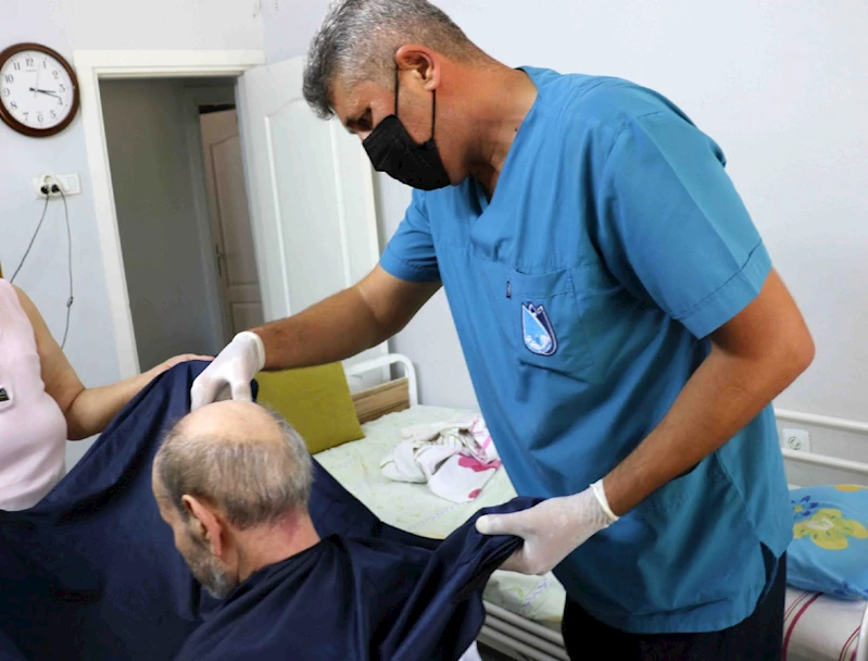 YUNUSEMRE’DE BERBER HİZMETİ SÜRÜYOR