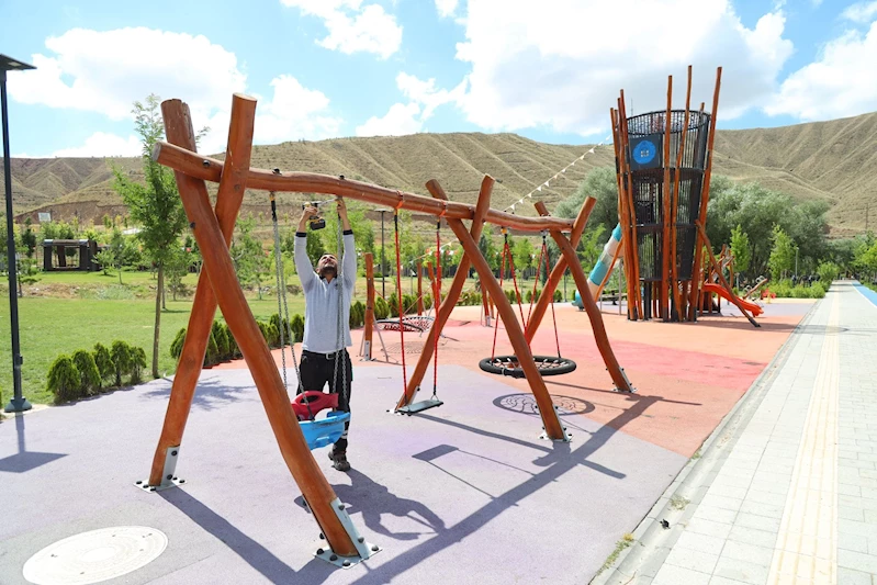 PARK VE BAHÇELERİN BAKIM VE ONARIMI RUTİN OLARAK YAPILIYOR