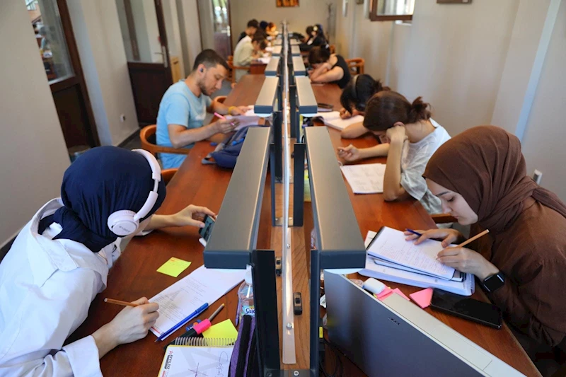 KPSS SINAVINA HAZIRLANAN ÖĞRENCİLER KİTAP KONAKLARINI TERCİH EDİYOR