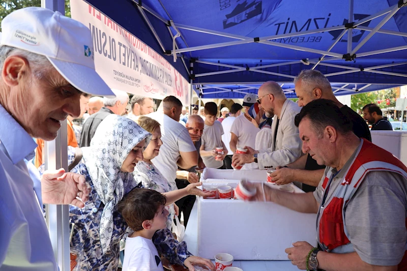 İZMİT BELEDİYESİ KURTULUŞUN 103’ÜNCÜ YILDÖNÜMÜNDE ŞEHİTLER ANISINA HELVA DAĞITTI