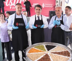 GELENEKSEL AŞURE İKRAMI BİNLERCE KİŞİYİ BULUŞTURDU