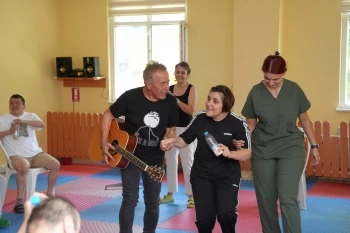 ÖZEL BİREYLERE MÜZİK TERAPİSİ