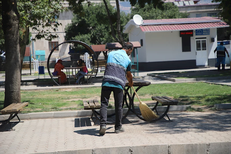 DULKADİROĞLU BELEDİYESİ`NDEN NAMIK KEMAL MAHALLESİ PARKLARINA ÖZEL TEMİZLİK ÇALIŞMASI