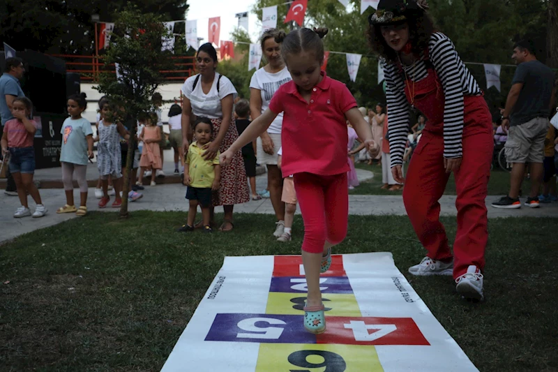 İZMİT YAZ AKŞAMLARINDA ÇOCUKLAR DOYASIYA EĞLENİYOR