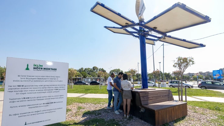İzmir’de güneş ağaçları ile şarj dönemi başladı