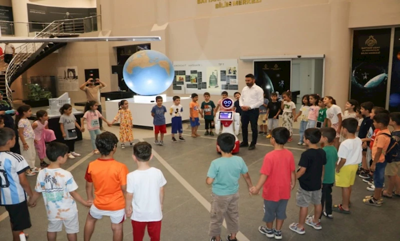 BATTANİ UZAY VE HAVACILIK BİLİM MERKEZİ ÖĞRENCİLERİ BİLİMLE TANIŞTIRIYOR