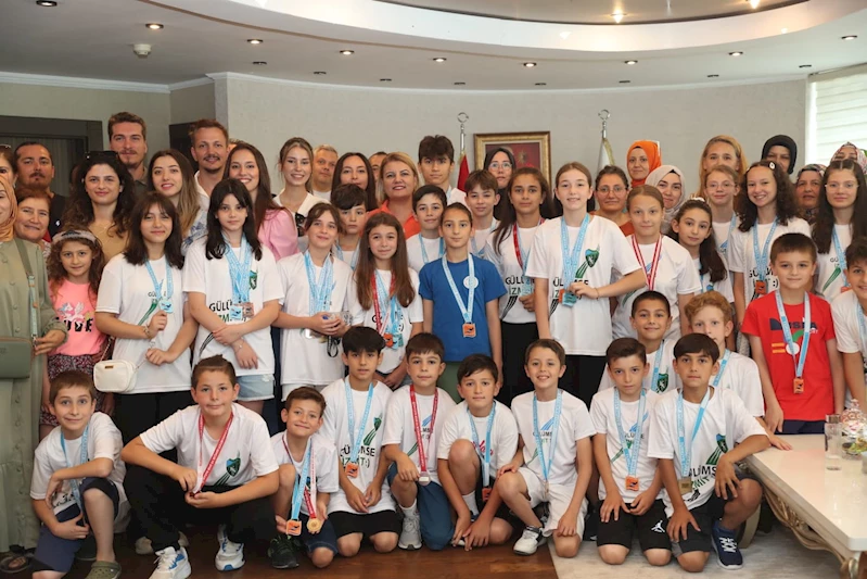 BAŞKAN HÜRRİYET, BAŞARILI YÜZÜCÜLERİ AĞIRLADI
