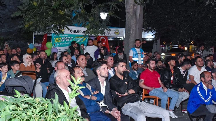 BAŞKANIMIZ, HEMŞEHRİLERİMİZLE BİRLİKTE TÜRKİYE –AVUSTURYA MAÇINI DEV EKRANDA İZLEDİ