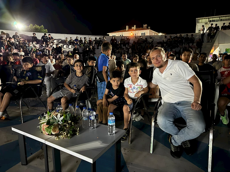 Milli Maç Heyecanı Amfi Tiyatroda
