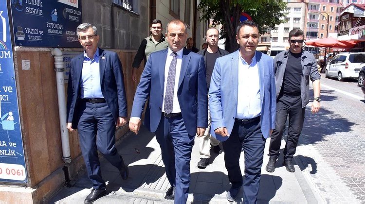 BAŞKANIMIZ VE MİLLETVEKİLİMİZ, ZAFER MEYDANIMIZDA ESNAF VE VATANDAŞLARIMIZLA HASBİHAL ETTİ