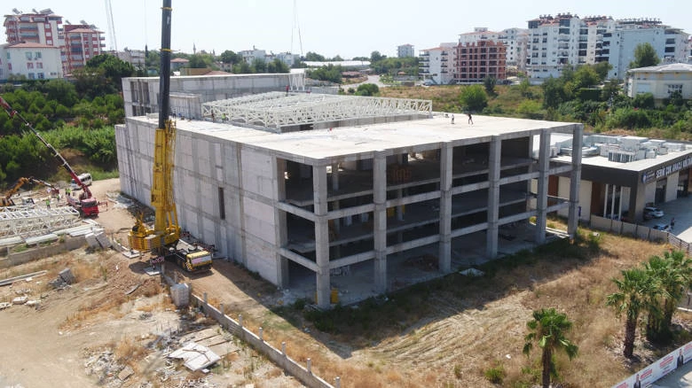 Serik Kongre ve Kültür Merkezi inşaatı sürüyor