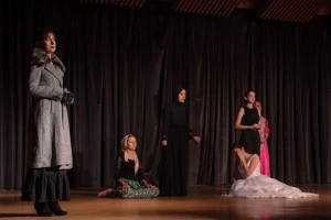 YILSONU OYUNU “TOZLU KADIN TİRADLARI” BÜYÜK BEĞENİ TOPLADI