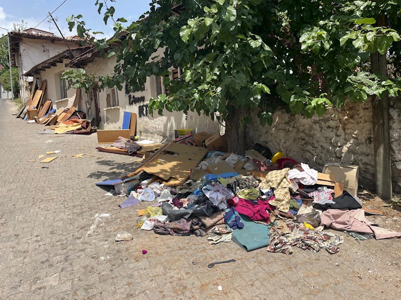 ÇÖP EV TEMİZLENEREK EV SAHİBİNE CEZA İŞLEMİ UYGULANDI