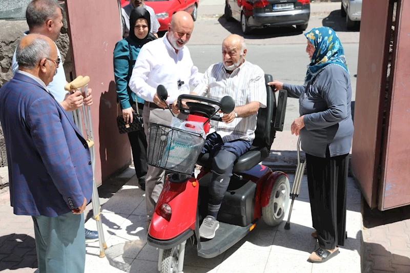 BAŞKAN ÇOLAKBAYRAKDAR, ENGELLİ AİLEYE AKÜLÜ ARAÇ HEDİYE ETTİ
