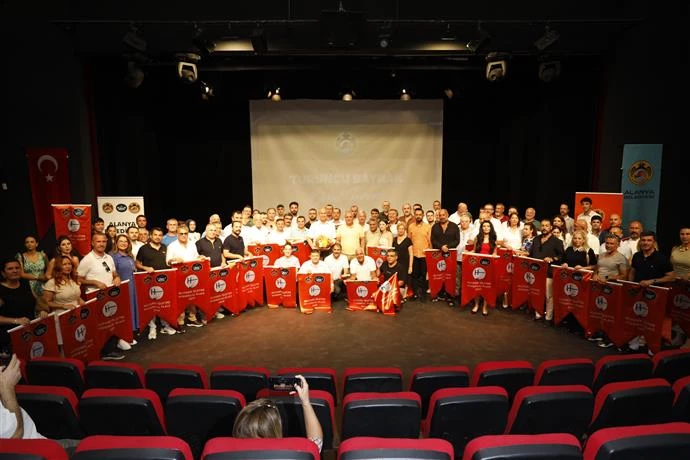 TURUNCU BAYRAK ÖDÜLLERİ SAHİPLERİNİ BULDU