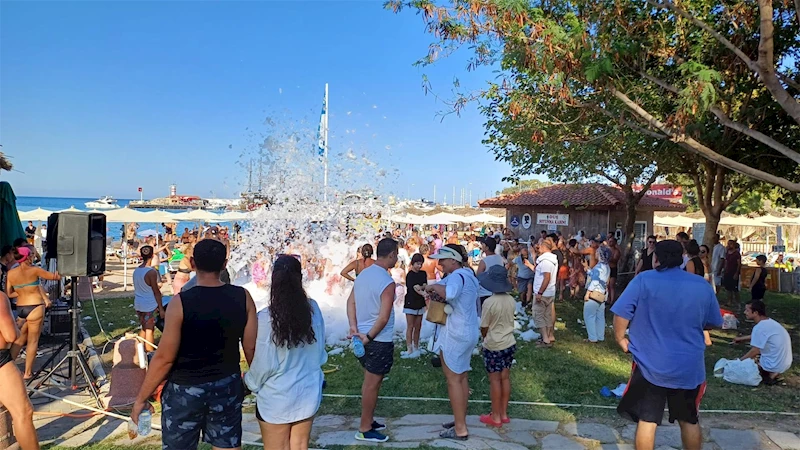 Tatilciler köpük partisinde eğlendi