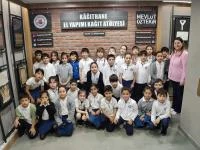 EL YAPIMI KÂĞIT ATÖLYESİ ÇOCUKLARI AĞIRLAMAYA DEVAM EDİYOR