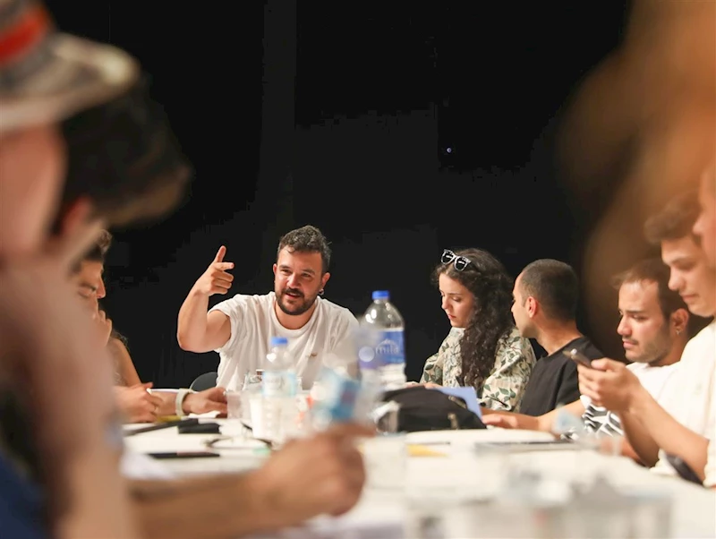 ETİMESGUT BELEDİYE BAŞKANI ERDAL BEŞİKÇİOĞLU KENT TİYATROSU´NU KURARAK BAŞKENT´E YENİ BİR TİYATRO KAZANDIRDI.