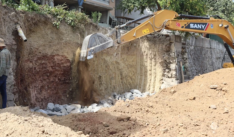 İZMİT BELEDİYESİ, GÜVENLİ ALANLAR İÇİN İSTİNAT DUVARI İNŞAATLARINA DEVAM EDİYOR