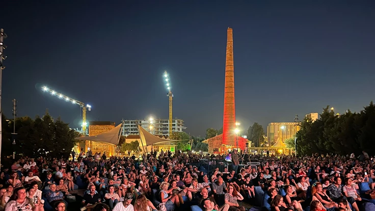 İzmir’in ünlü solistleri çim konserlerinde buluştu