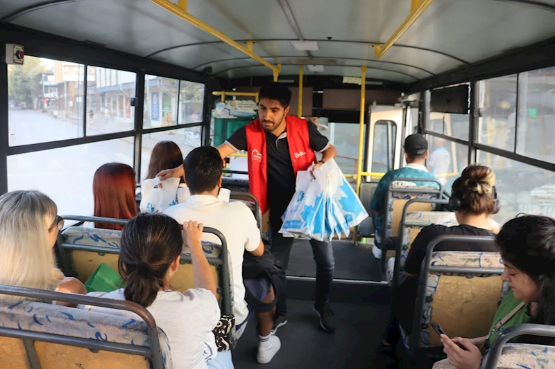 İZMİT BELEDİYESİ GELENEĞİ SÜRDÜRÜYOR; EMEKÇİLERE ‘HAYIRLI İŞLER’ ZİYARETLERİ DEVAM EDİYOR