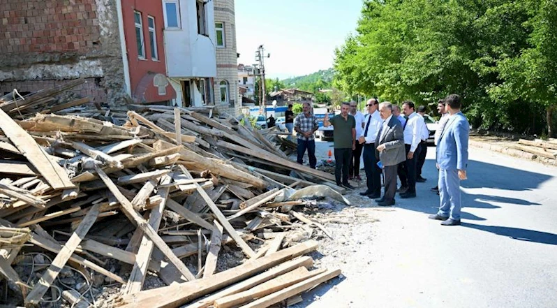 Başkan Geçit, Çırmıhtı’da Yıkımı Gerçekleşen Tarihi Tescilli Binaların Olduğu Alanı İnceledi