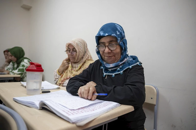 Kadınlar Büyükşehir’in Sıralarında Okuma Yazma Öğreniyor