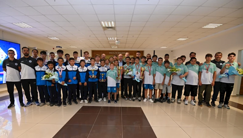 Başarılı sporculardan Başkan Pekyatırmacı’ya ziyaret BAŞKAN PEKYATIRMACI: “GELECEĞİN ŞAMPİYONLARI SELÇUKLU’DA YETİŞİYOR”