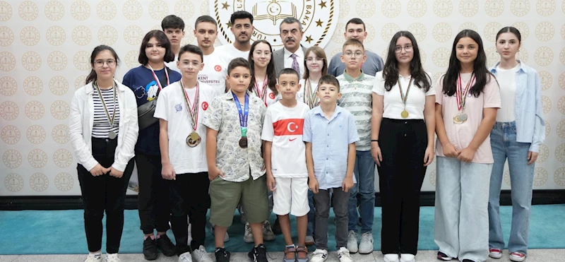BAKAN TEKİN, DÜNYA ŞAMPİYONU TÜRK MİLLÎ BİLGİSAYAR KLAVYE TAKIMI